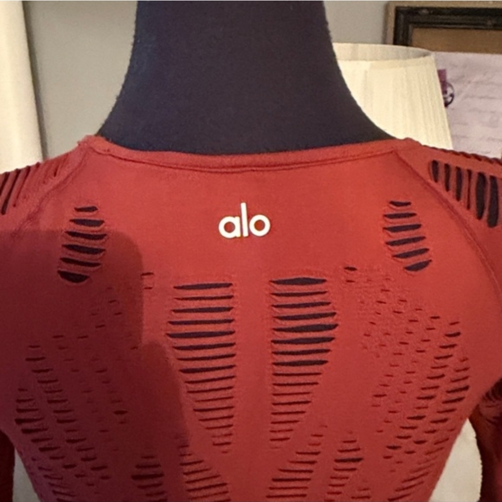 Alo Yoga Wanderer Seamless Ripped Long Sleeve - Rust - Small - Picture 9 of 11